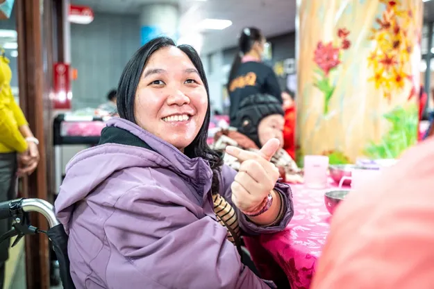 服務對象稱讚年菜豐盛，開心迎接新年。