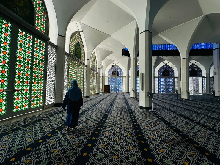 祈禱大廳中美麗的彩色玻璃