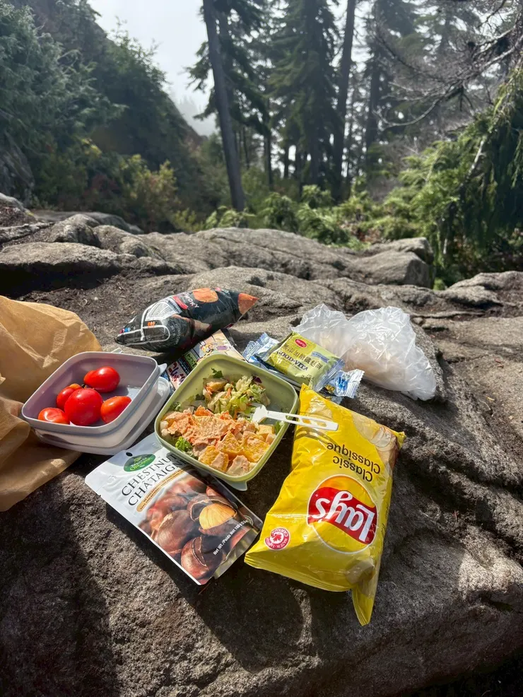 我們也帶了零食直接嗑起來!!!