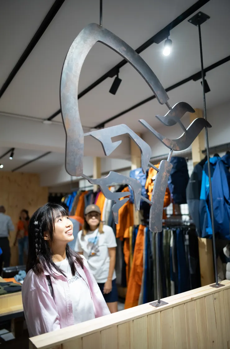 山女孩Melissa和大LOGO合影，超好拍！