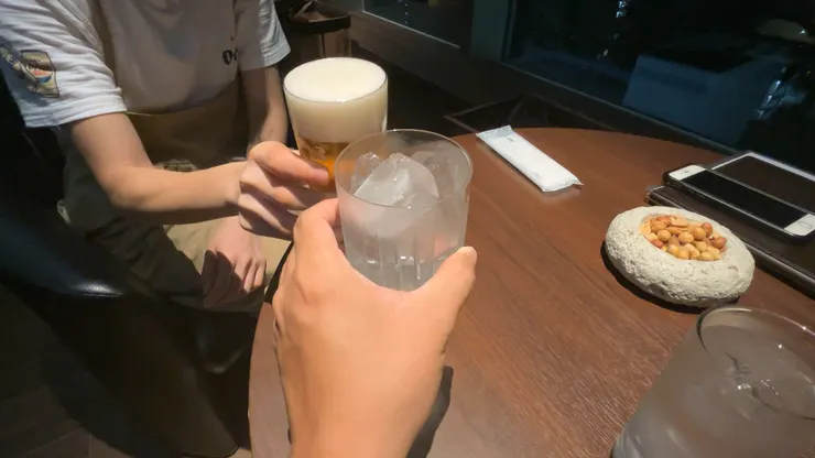 兩個人晚上自己跑到酒吧喝一杯😆