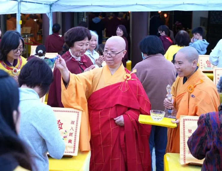 金釦一段聖德若慧孺尊為法會善信施灑加持法水