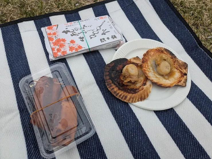 花枝包飯、烤干貝、及早上買的團子