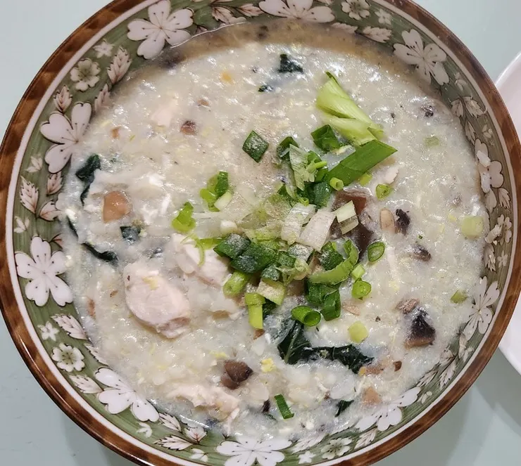 三色蛋雞肉洋菇粥~我認真覺得我需要乾爹/乾媽來贊助我相機！