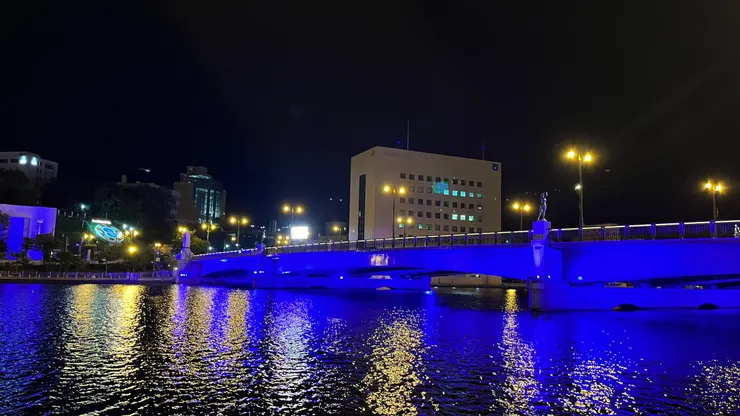 仔細看的話，還能發現橋上有「春」「夏」「秋」「冬」4座女性雕像。