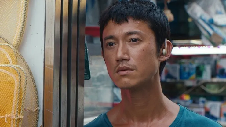 「聾人的反應跟聽人不太一樣,他們多半是用『看的』跟外界互動。」。來源:《富都青年》電影劇照