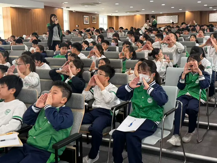 學生全情投入課堂