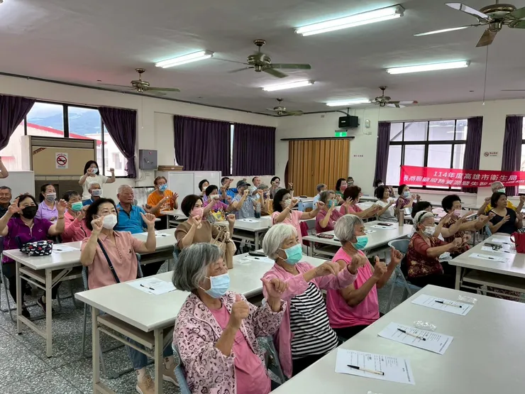講師帶領長輩一同動起來，強健體能。圖/主辦單位提供
