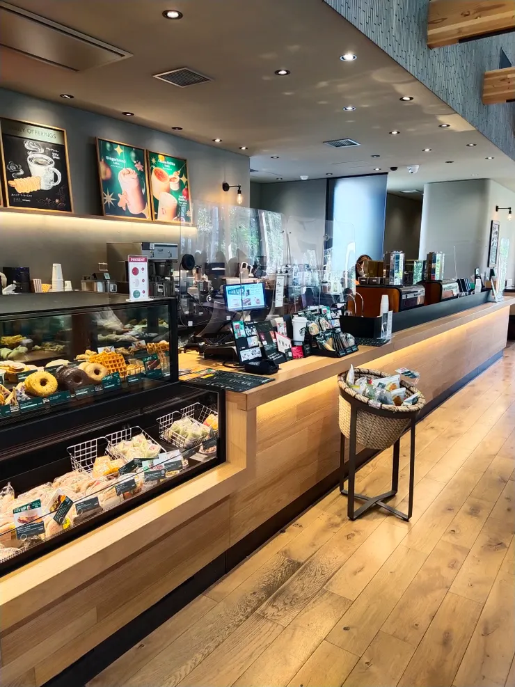 點餐櫃檯，來的時候都不用排隊