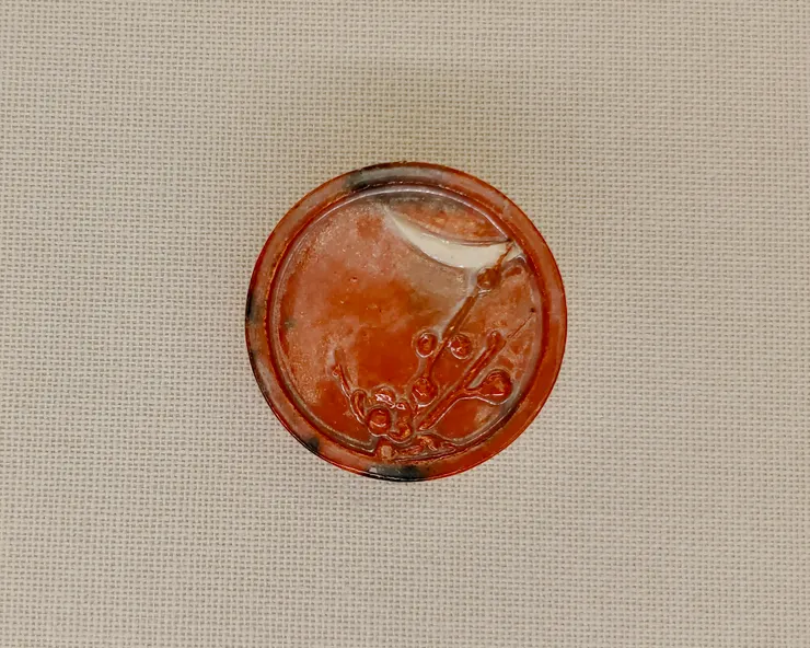 楽惺入作　赤丸香合　梅月彫