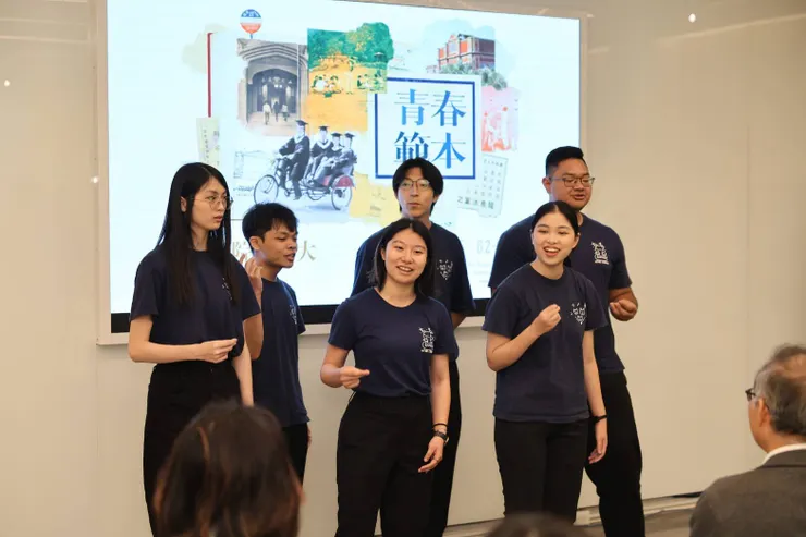 臺師大合唱團的同學以無伴奏人聲（Acappella）方式演出