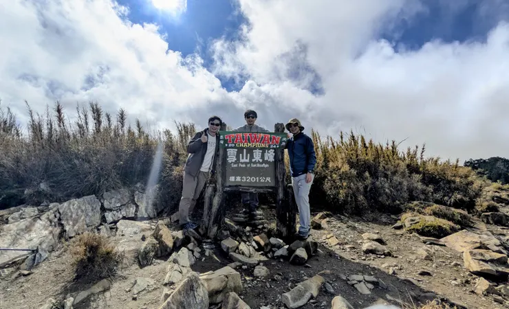2025/12/1,雪山東峰,「臺灣尚勇」,除了還有一名老外,這片壯闊由我們父子包場,太陽公公剛好出來為我們打光