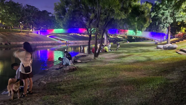 康橋夜釣(李建攝影)