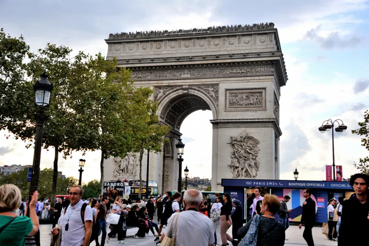 【凱旋門上萬頭鑽動登頂打退堂鼓】