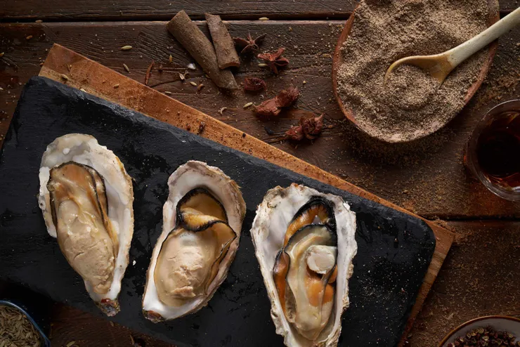 圖說：內用店限定的頂級美味！肥美多汁的廣島大生蠔，焦糖楓使用紅外線烤爐，鎖住奢華的海洋甘美鹹鮮。（資料來源：焦糖楓）
