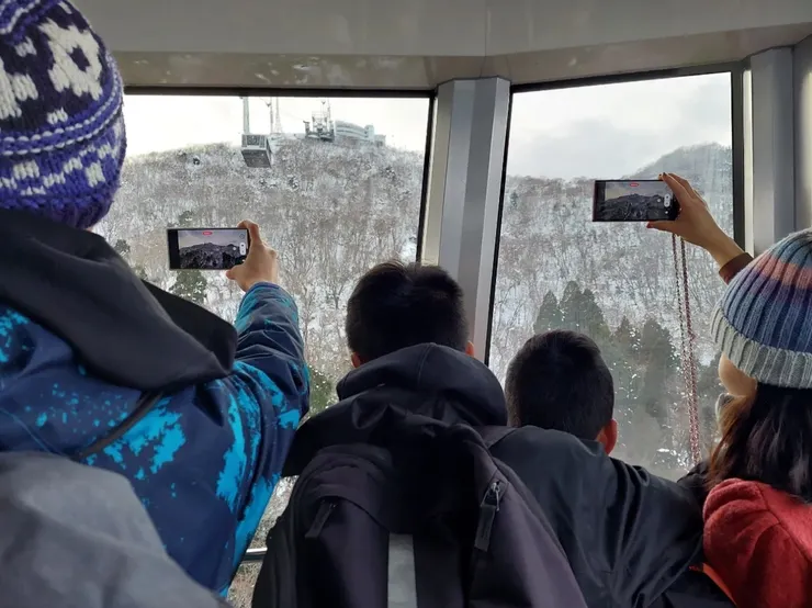 纜車行駛中，遠方的就是山頂站