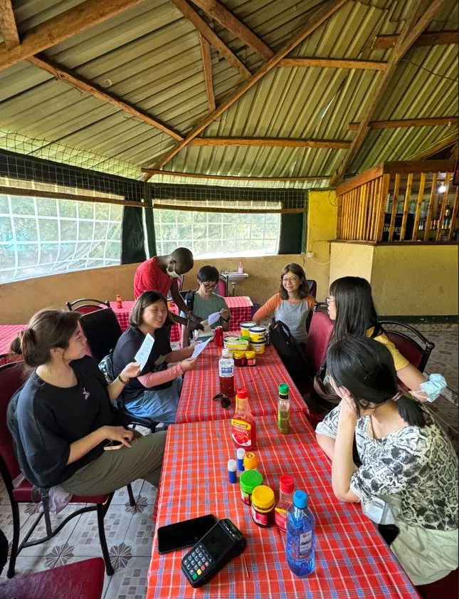 在餐廳帳，熱氣球公司的人來收款，可以付現和刷卡(要先告知需求)