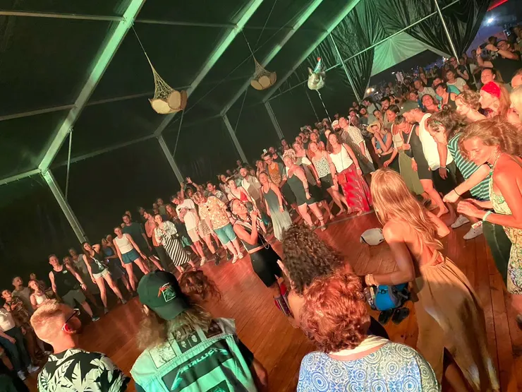 戴曉君攜新作《Sauljaljui》展開歐洲巡演，前進捷克的奧斯特瓦拉繽紛音樂節（Colors of Ostrava）。