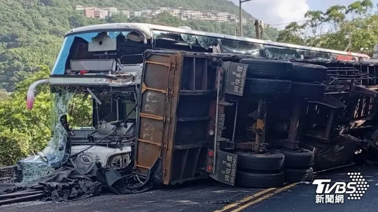 砂石車超載失控