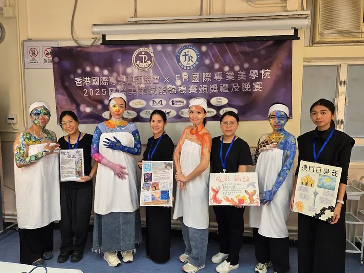 參加人體彩繪的選手和模特兒合照