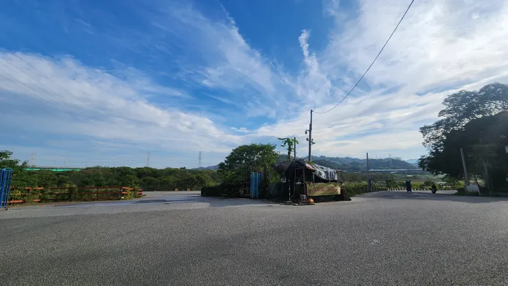 可以從大覺路找到下切河岸道路的入口,我走左側。