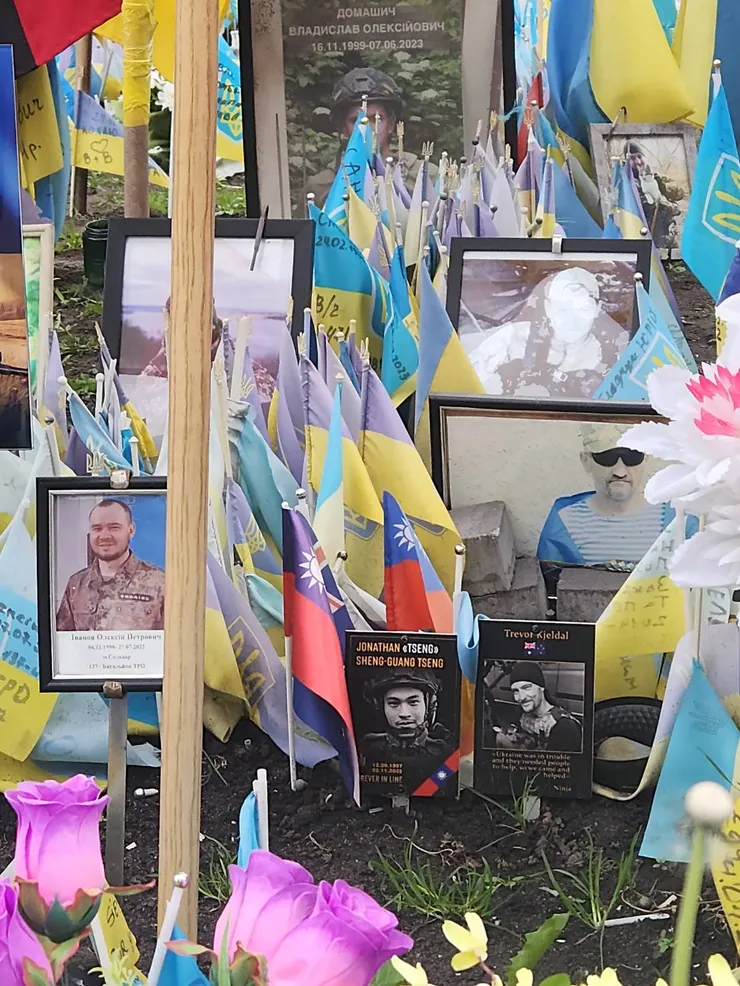 曾聖光，本名新將·席外（阿美語：Sincyang Diway，1997年9月12日—2022年11月2日），生於臺灣花蓮縣吉安鄉，撒奇萊雅族人，中華民國陸軍退伍士官。2022年俄羅斯入侵烏克蘭後，他志願加入烏克蘭國際軍團，並於戰鬥中身亡，為第一位陣亡於烏克蘭的台灣籍志願兵，也是首位陣亡的東亞士兵。