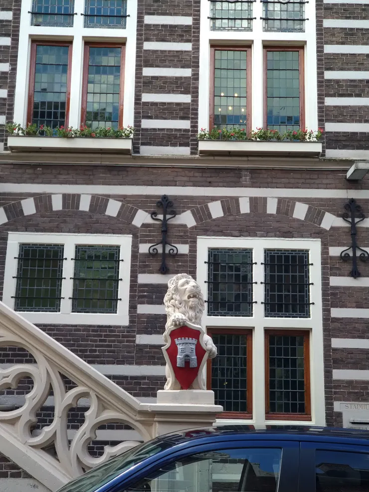 門口階梯上的石獅子