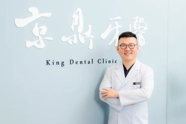 林建佑院長為植牙權威，曾獲選2024商周百大牙醫，2024桃園市優良牙醫師獎。（圖／京鼎牙醫提供）