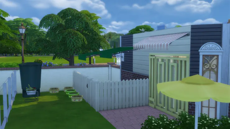 圍欄內是養動物的區域；欄外的園藝區。