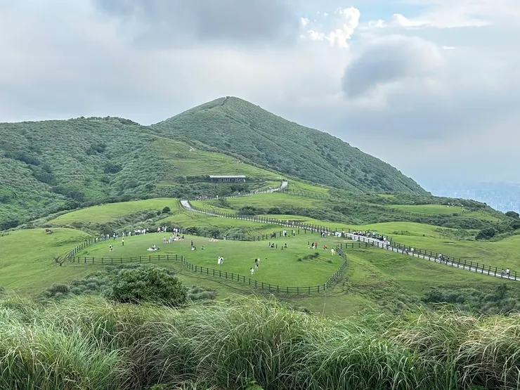 一起走過的路還記得，只是腳步已不再同行。距離漸遠，也漸漸成了過往。 拍攝地點：陽明山 擎天崗
