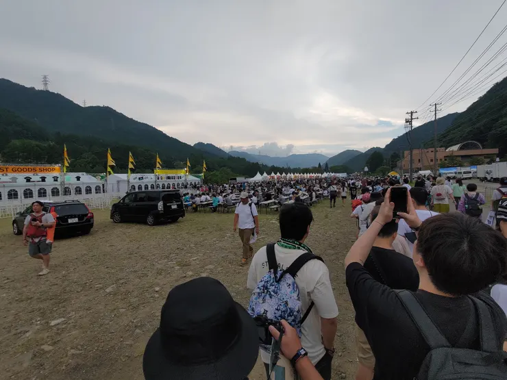 六支旗子飛揚的地方就是周邊商品的天堂，等到我抵達天堂的門口已經是三個多小時之後的事了。