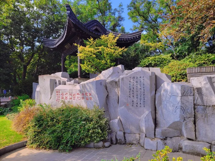 ▲東坡公園於2008年擴建，2009年免費開放，半月島上新建了百米東坡碑林，刻有東坡詩詞歌賦、墨寶及全國知名書法大家紀念東坡的詞賦。（攝影／水靜葳環遊世界366天）