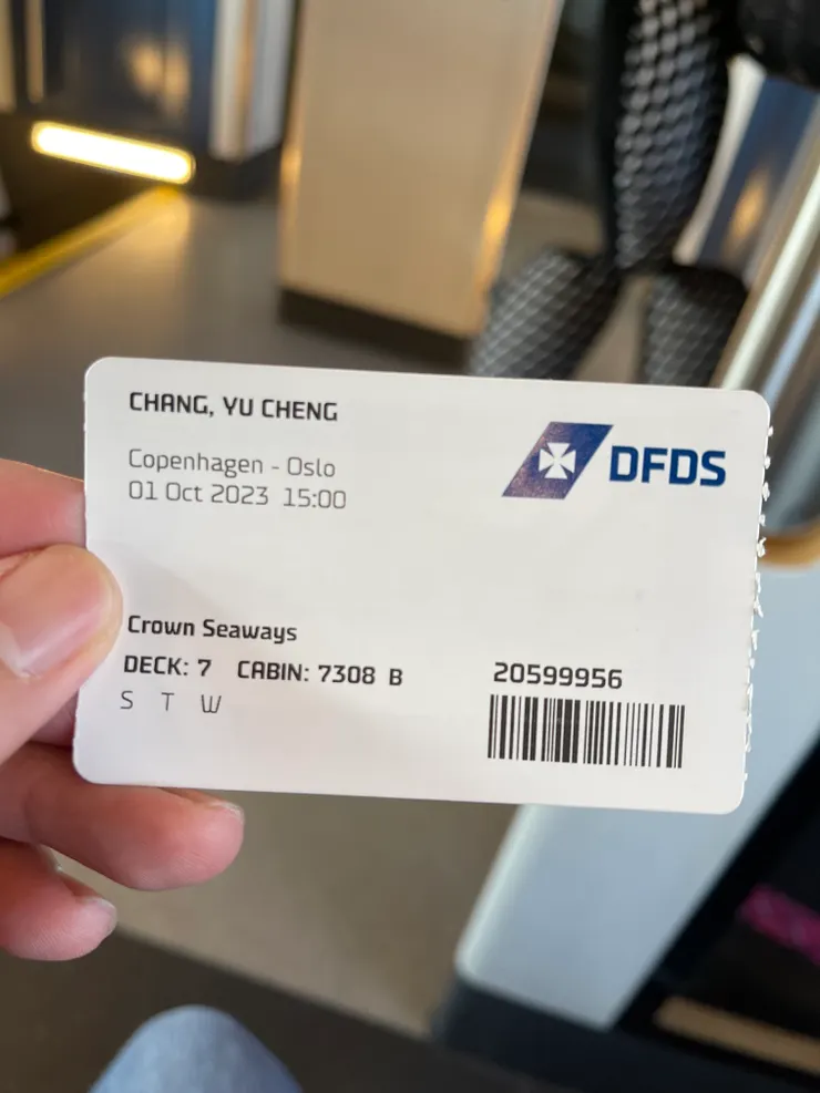 薄薄的登船證也是一張房卡，嗶了就可以進房間