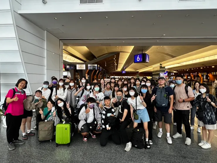 插一張在桃園機場的合照