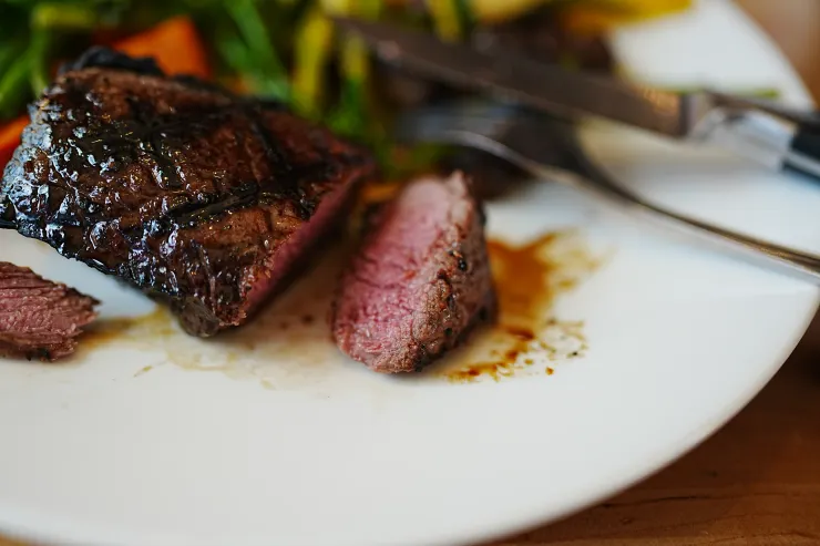 5分熟的牛排橫切面