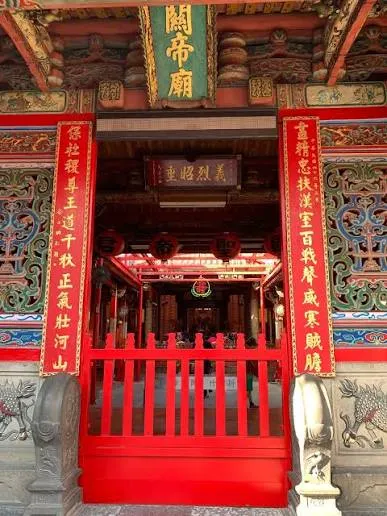 石鐘及彩繪浮雕（圖片截圖於網路）