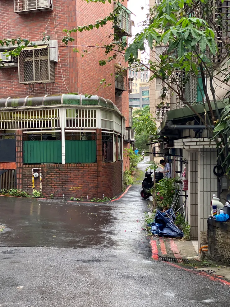 和興街26巷11弄的出口非常狹小。左側則是銜接和興街28巷