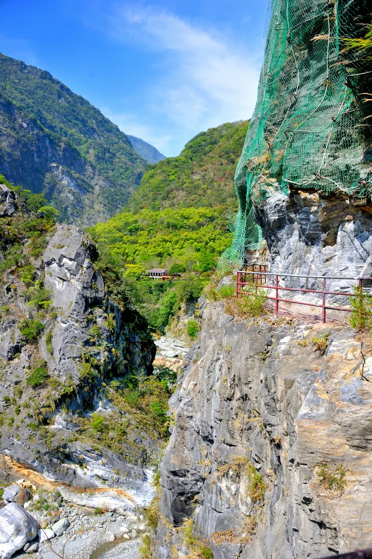 【峭壁對峙欄杆斷處提心吊膽】