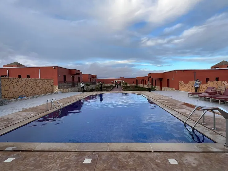 有游泳池但是冷吱吱