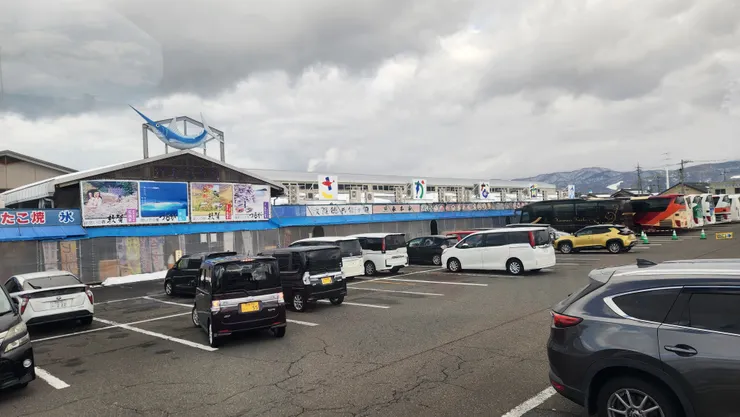 市場有廣大的停車位，若是自駕前來也相當方便