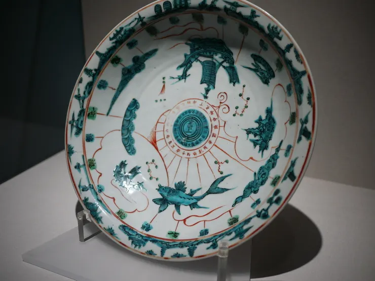 五彩羅經帆船紋盤，上面有方位，注水後放入磁石就可以當羅盤。運到歐洲還可以賣掉，有夠聰明。