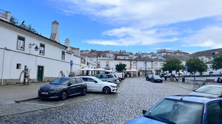 廣場附近通常有教堂