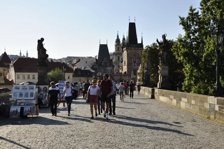 查理大橋與其上的攤販