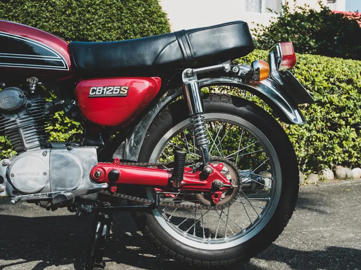 可以見到，波音125採用鐵片搖臂，並非CB125S的圓管搖臂