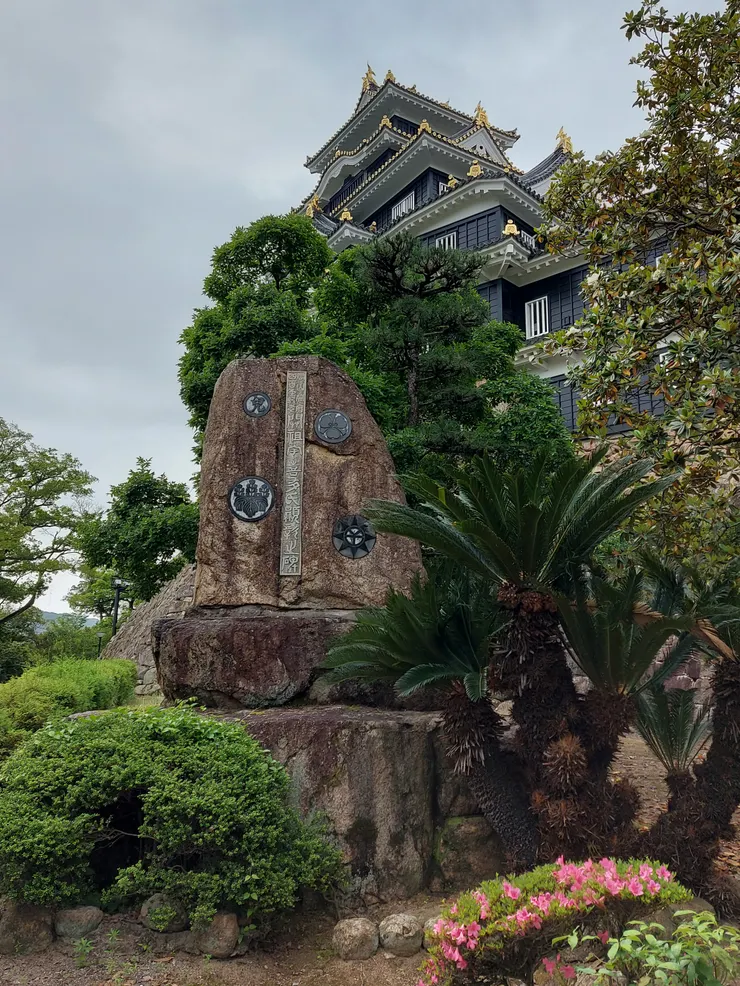 城主家紋、天守台石牆、天守閣