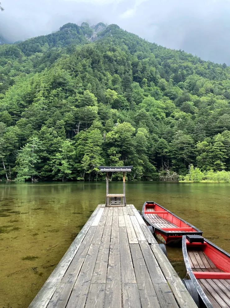 明神一之池：站在賽錢箱前感謝山神讓我們有機會來到這麼美的地方，也祈求回程的路一切順遂