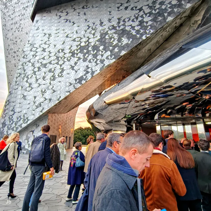 【愛樂廳前排隊進場，大家都用手機秀電子票證。】