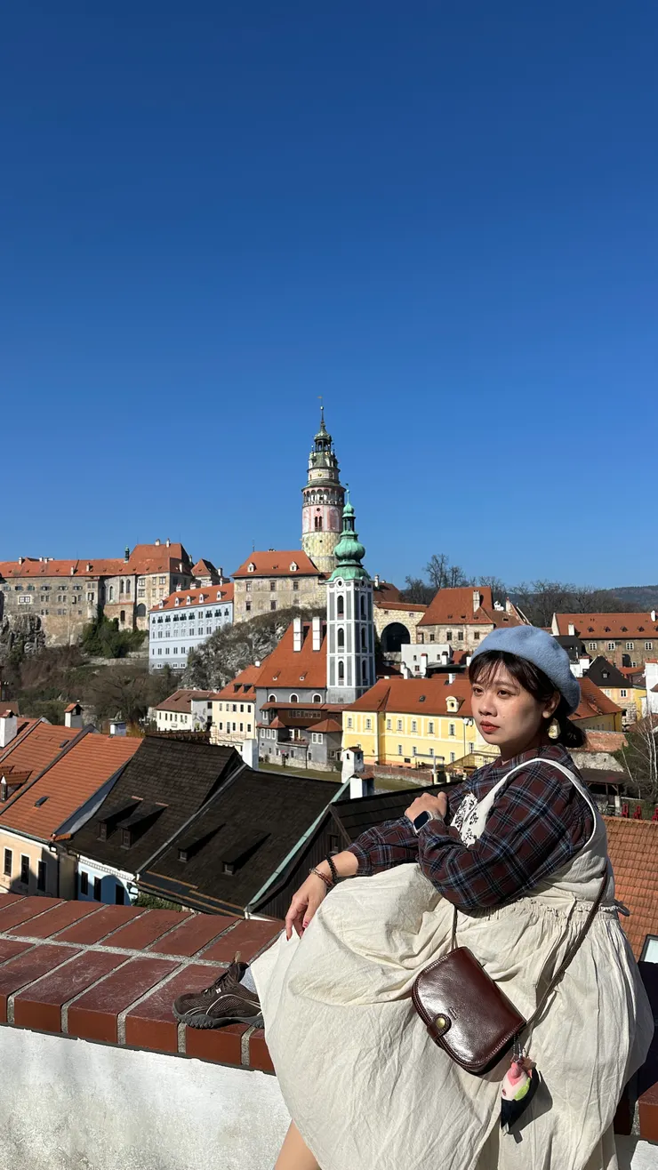 這個拍照地方在廣場旁邊往WC方向走，過了WC繼續走，左邊會有一個小拱門，進去就到了