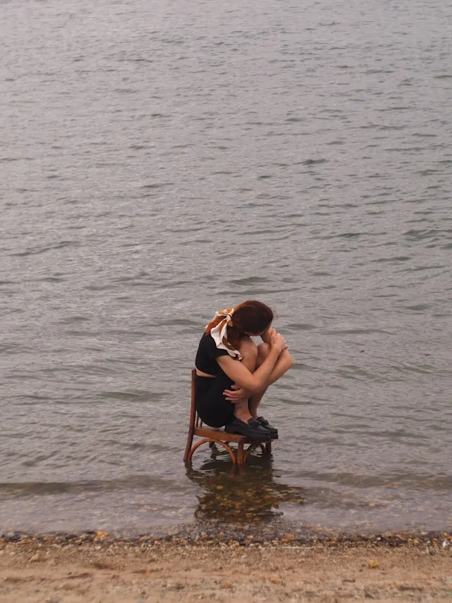 圖說：不配得感就像是腦袋的恐懼，把自己孤立在一座小島，看似無人求助，但其實我們都有力量重新為自己在做新的選擇！（圖源unsplash）