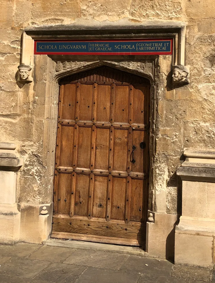 拉丁文入口加上Bodleian Oath（拉丁文版博德利誓詞）讓此圖書館獨樹一幟